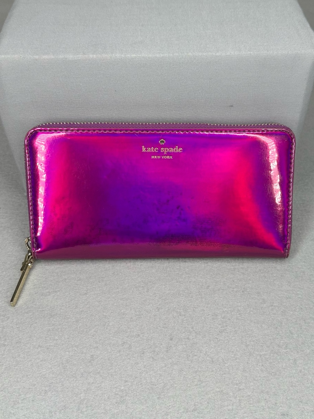 Kate Spade Rainer Lane Lacey Metallic Wallet - Pink
Holographic